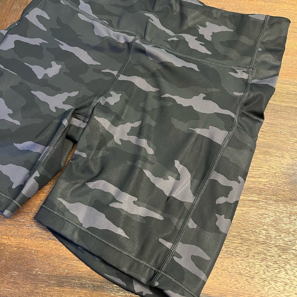Athleta Camouflage Bike Shorts Sz L